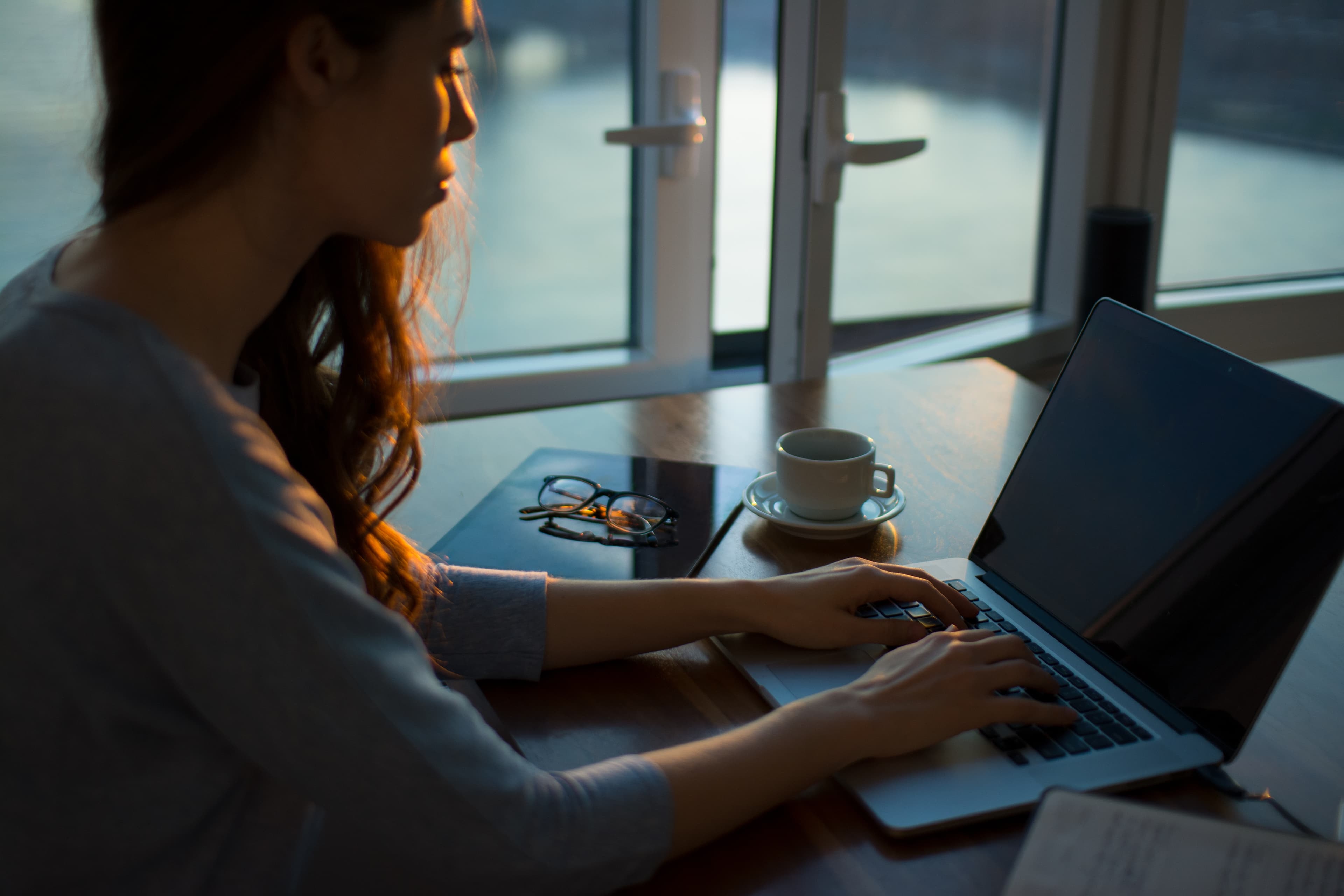 jeune fille, travail, ordinateur